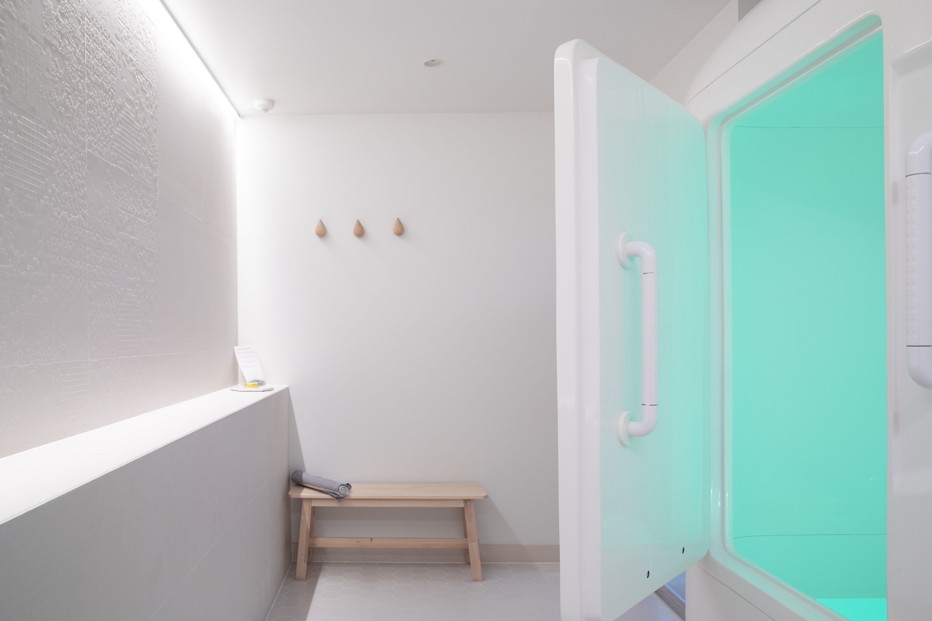 Valkoisen huoneen kellunta-allas